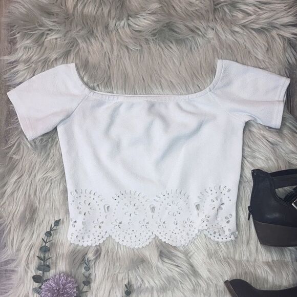 Beautiful White Shoulder-less Crop Top - Picture 3 of 5